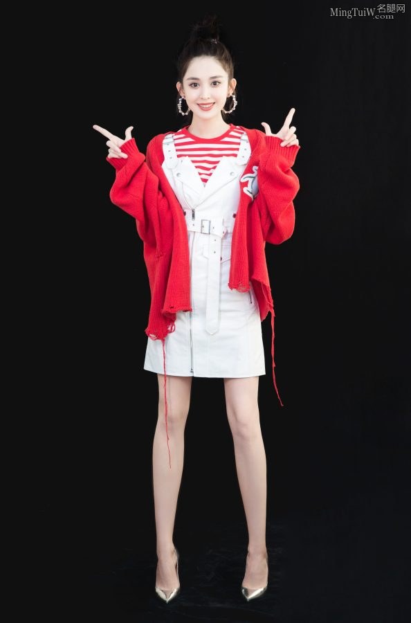 古力娜扎脚踩银色尖头高跟 梳起丸子头少女感十足(1/4)