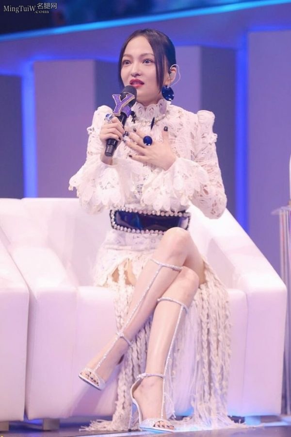 《我们的歌》录制中张韶涵穿流苏裙露出美腿(8/10)