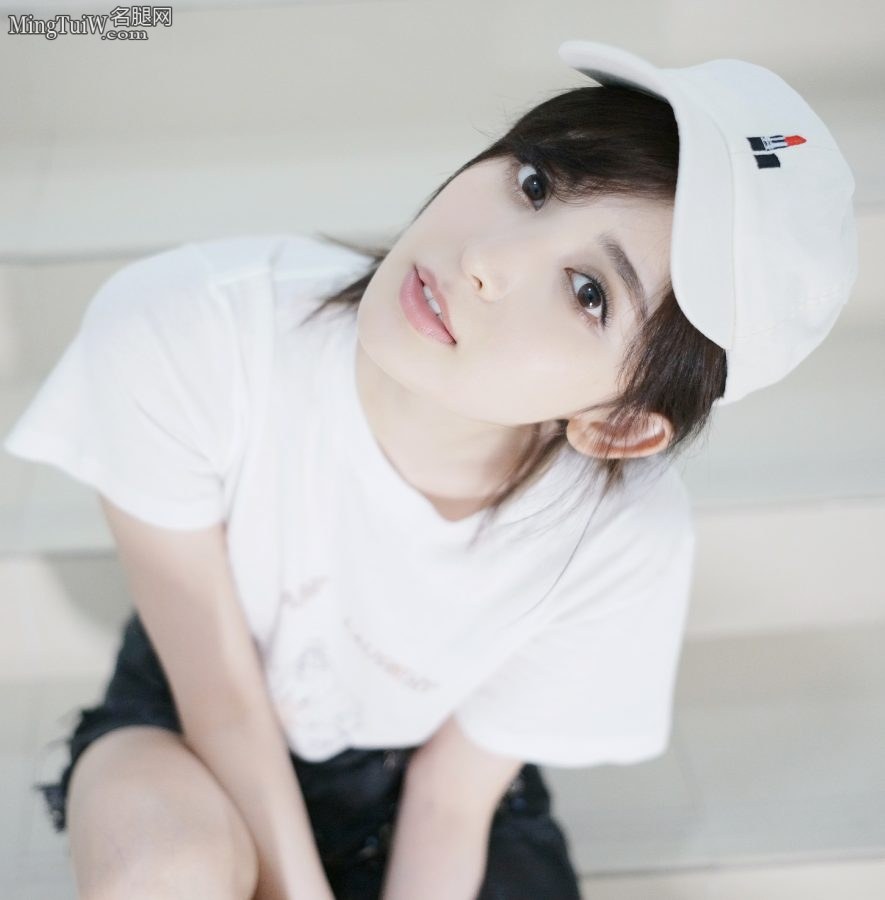 古力娜扎楼梯上摆各种姿势秀美腿尽显青春魅力(7/8)