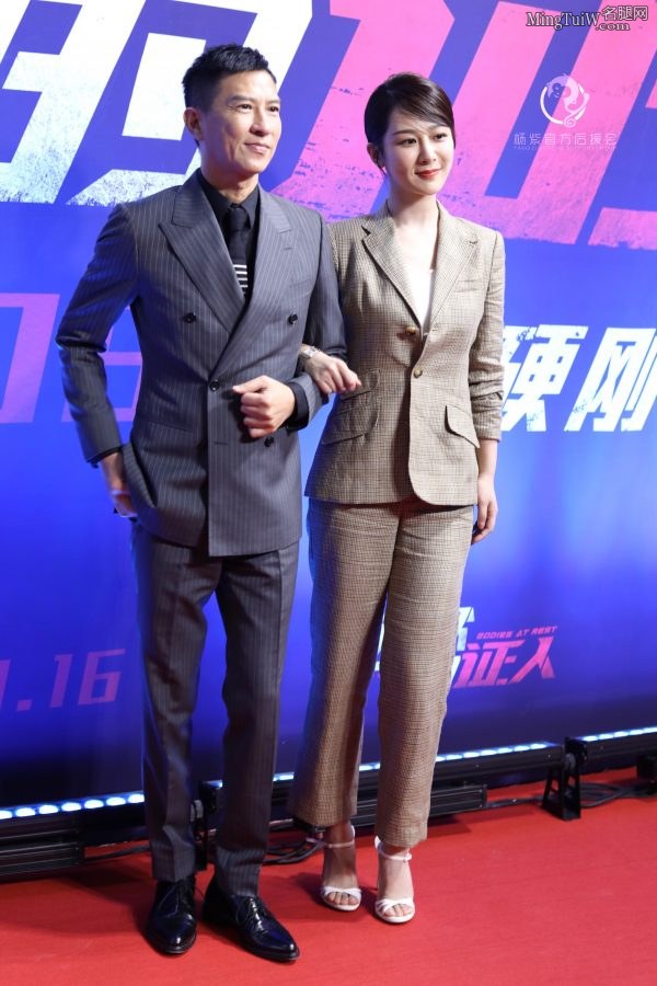 今日份英姿撒刷的杨紫穿格纹西装秀玉足(7/11)