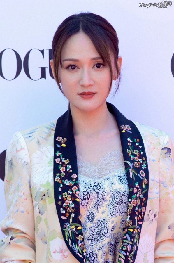 明星御姐陈乔恩脱掉细高跟鞋让你欣赏她的玉脚(9/15)