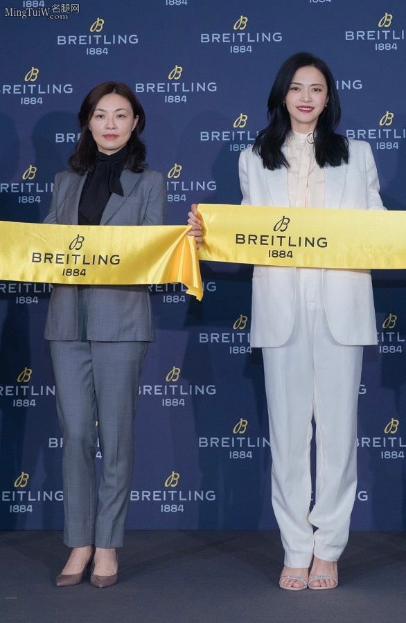 姚晨白裤配凉高跟出席百年灵商业活动 举手投足间展露大气优雅气质(9/10)