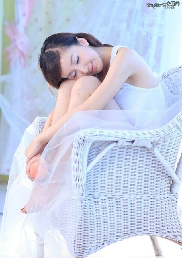 娄艺潇纯美写真薄纱里精致的玉脚(1/2)