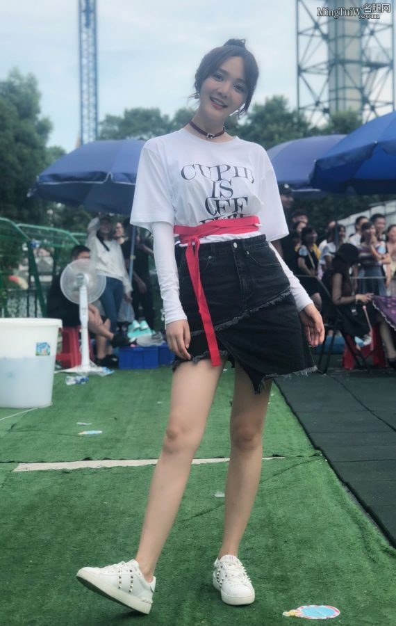 靳梦佳运动鞋美腿主持户外节目合集(5/10)