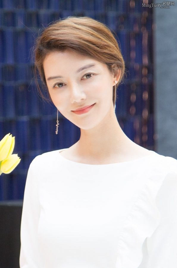 车晓美脚踩凉高跟鞋出席商业活动(3/4)