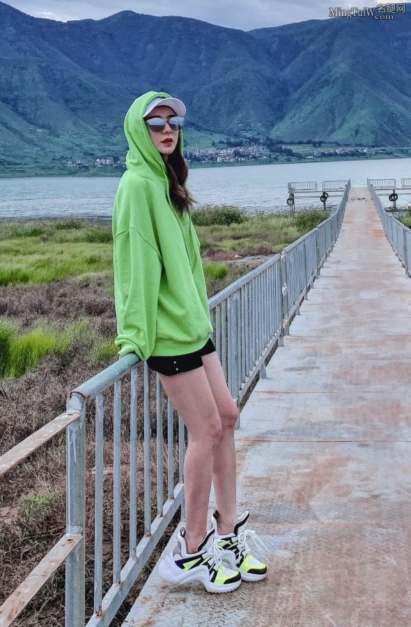 Weiya, a female anchor with beautiful legs, went to Yunnan to live stream goods(3/7)