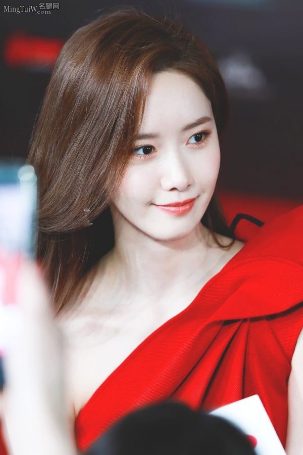 韩国人气美女林允儿一袭鲜红色开叉礼服露出长腿白足(46/48)