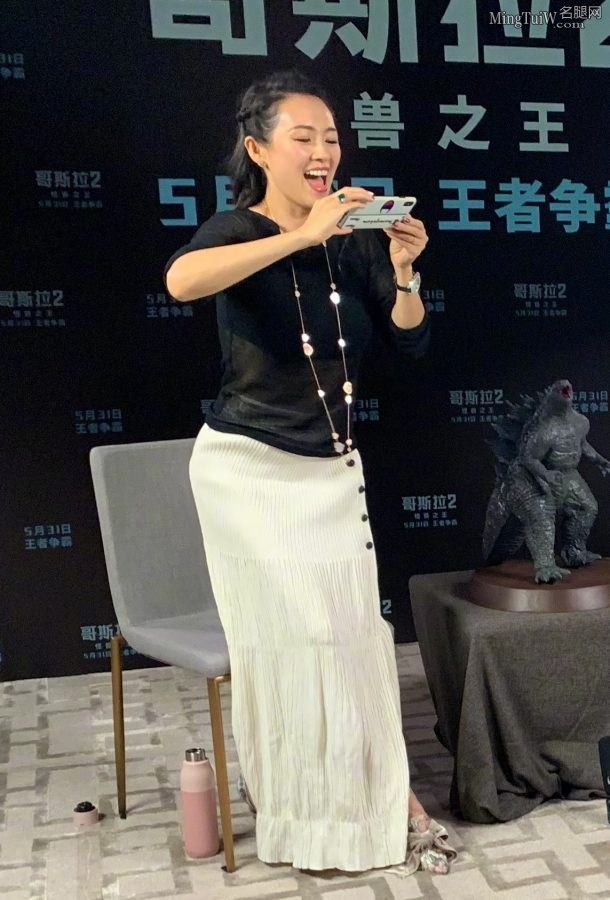章子怡宣传电影脱了高跟鞋跪在地上签名（第2张/共3张）