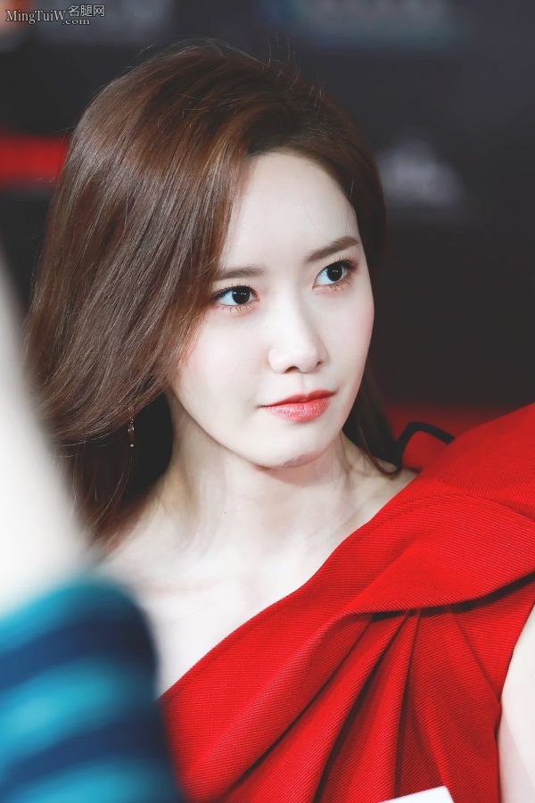 韩国人气美女林允儿一袭鲜红色开叉礼服露出长腿白足(45/48)