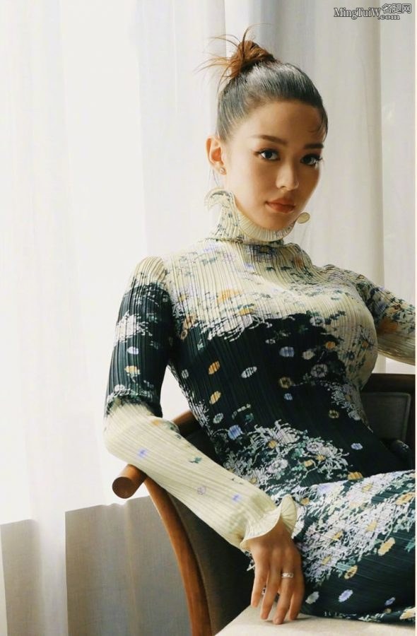 吉娜·爱丽丝登上时尚杂志展示高跟玉足(2/2)