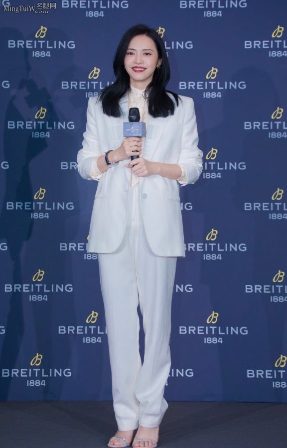 姚晨白裤配凉高跟出席百年灵商业活动 举手投足间展露大气优雅气质(7/10)