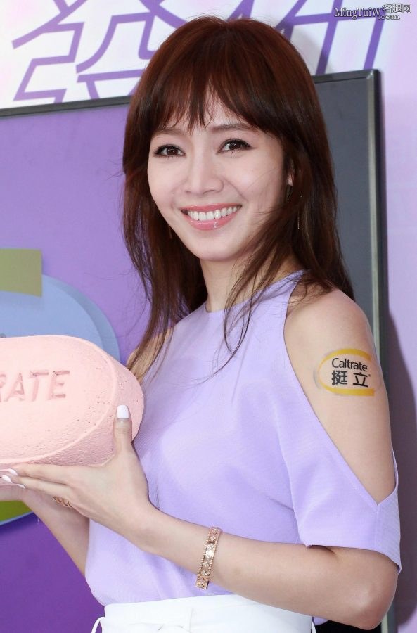 Patty Hou, a professional with a sweet smile and wearing stiletto heels, endorses the event(8/11)