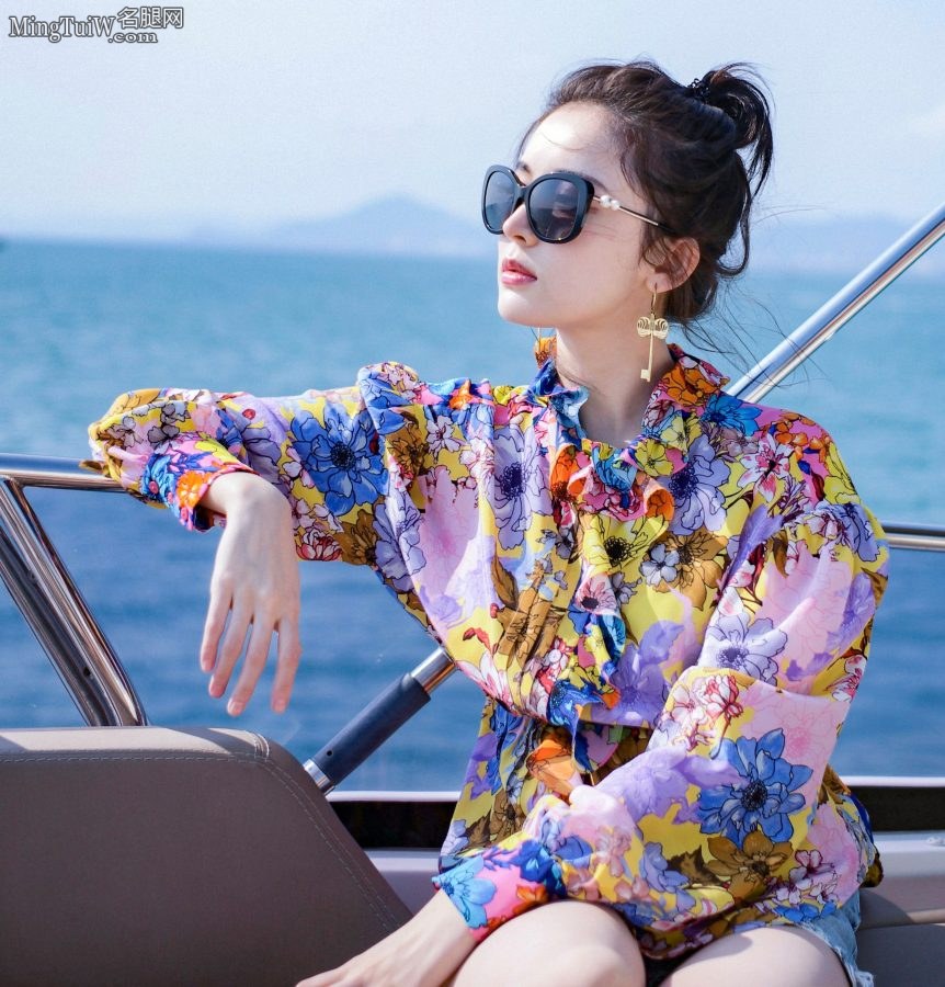 古力娜扎在游艇上秀白腿 遗憾的是没有露出全部(7/9)