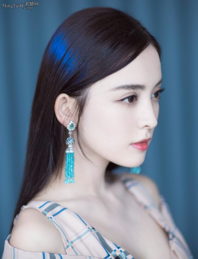 高挑迷人的女明星古力娜扎穿低胸蓝衣裙写真(6/6)