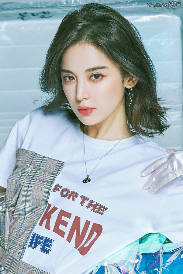 异域风情美人古力娜扎脚穿透明的靴子拍写真(3/7)