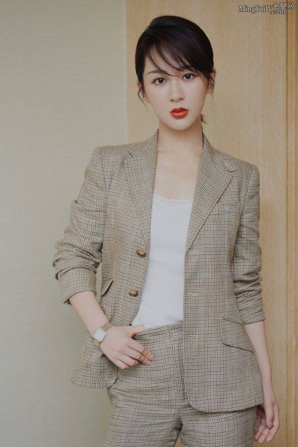今日份英姿撒刷的杨紫穿格纹西装秀玉足(3/11)