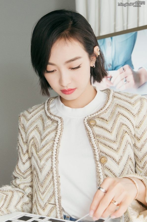 长腿美女宋茜牛仔短裙开的小叉太到位了(7/10)