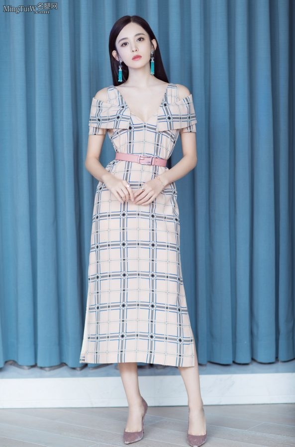 高挑迷人的女明星古力娜扎穿低胸蓝衣裙写真(1/6)