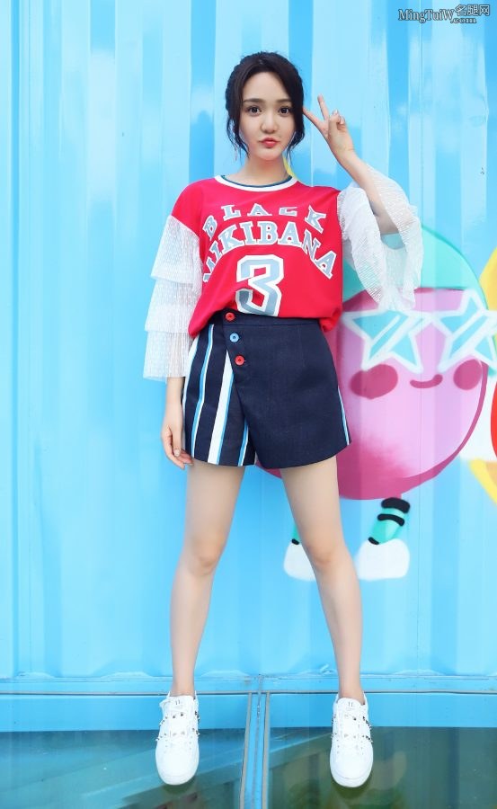 靳梦佳运动鞋美腿主持户外节目合集(4/10)