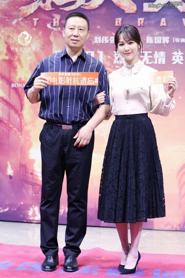 杨紫脚踩尖头高跟鞋散发成熟气质(6/8)