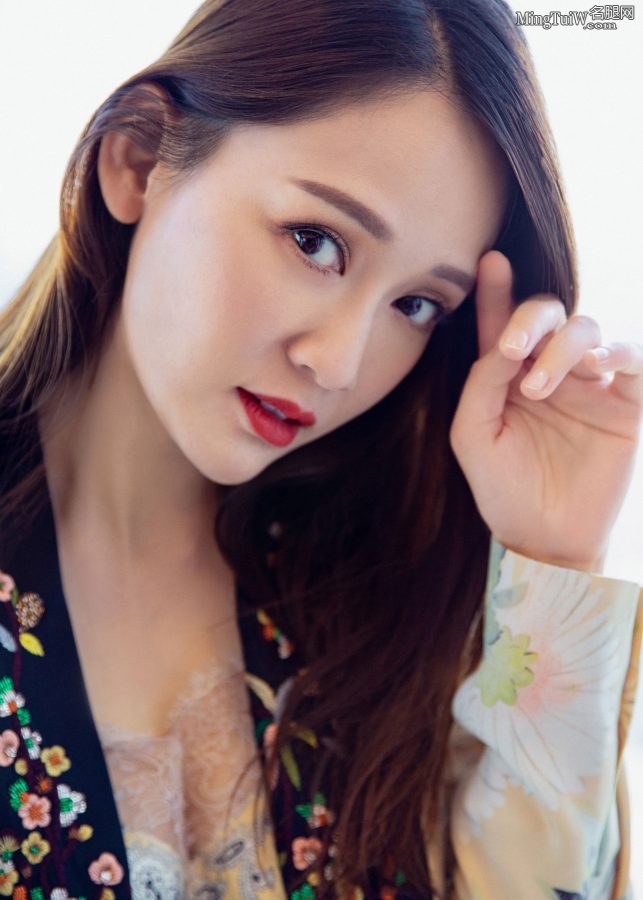 明星御姐陈乔恩脱掉细高跟鞋让你欣赏她的玉脚(7/15)