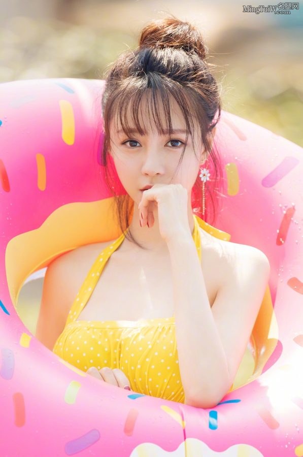 沈梦辰泳池里清凉泳装陪你度过炎炎夏日 有沟是重点(8/9)