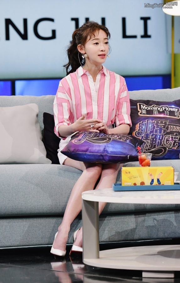杨子姗做客《非常静距离》美腿闪光(2/3)