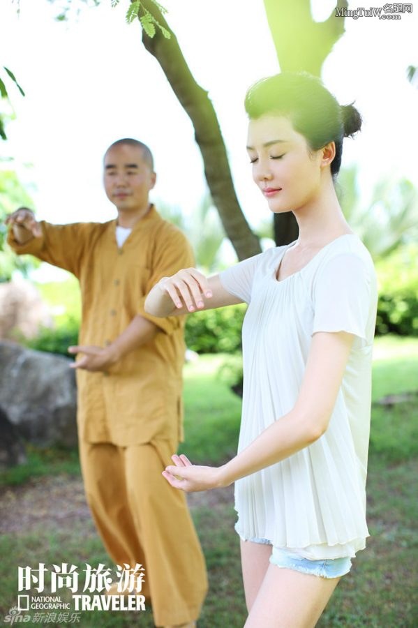 《时尚旅游》杂志上车晓的美腿和玉足(3/7)