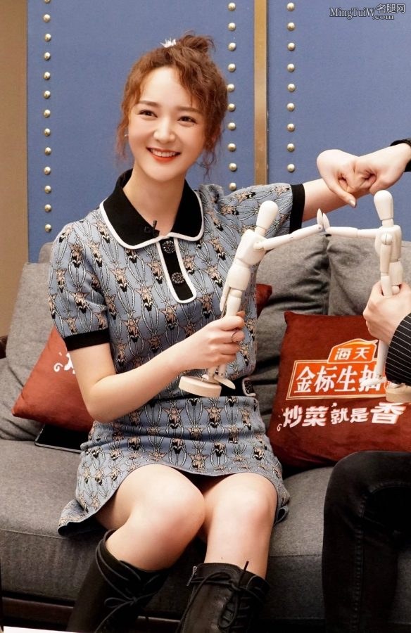 青春靓丽的女主播靳梦佳美腿长靴(6/6)