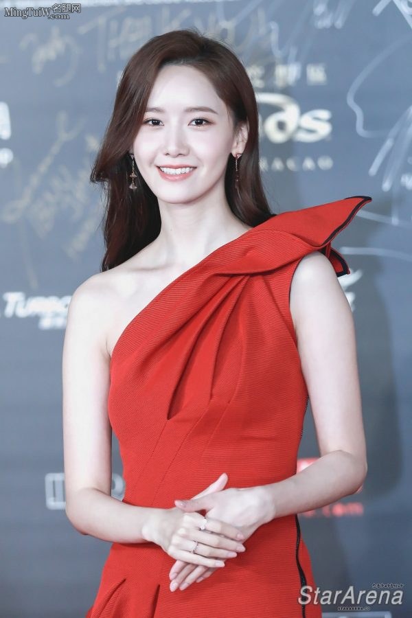 韩国人气美女林允儿一袭鲜红色开叉礼服露出长腿白足(19/48)