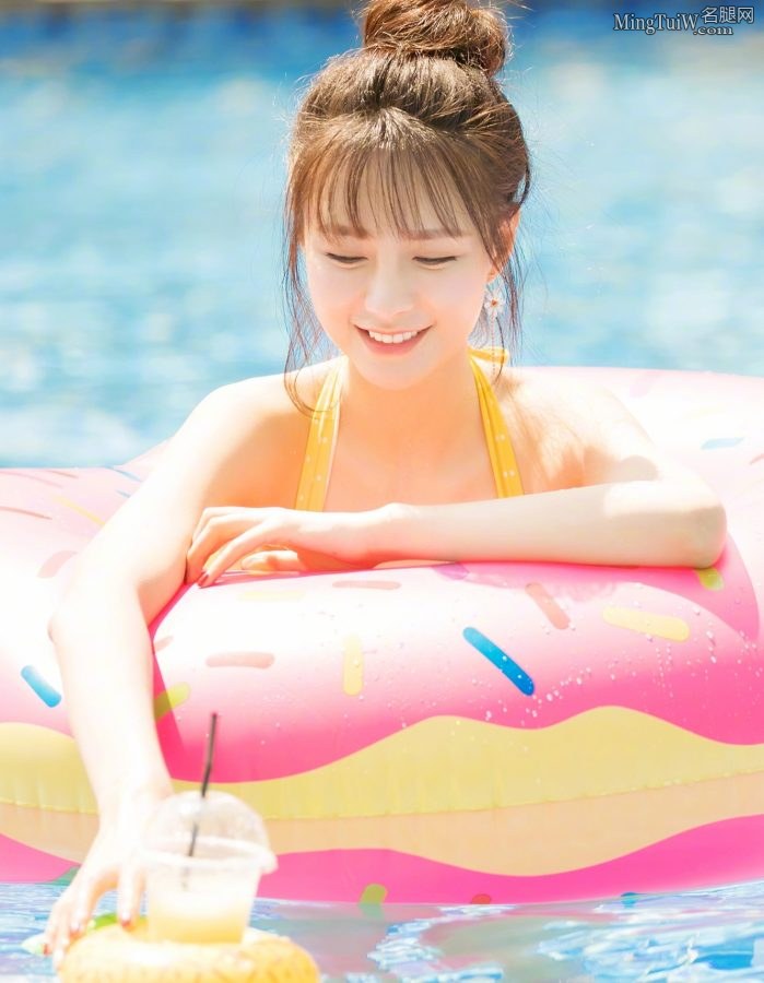 沈梦辰泳池里清凉泳装陪你度过炎炎夏日 有沟是重点(7/9)
