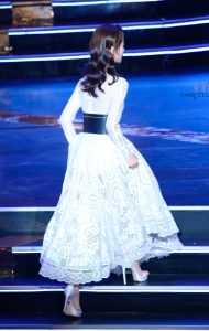 吴谨言脚踩Stuart Weitzman凉高跟鞋 车永莉为她颁奖