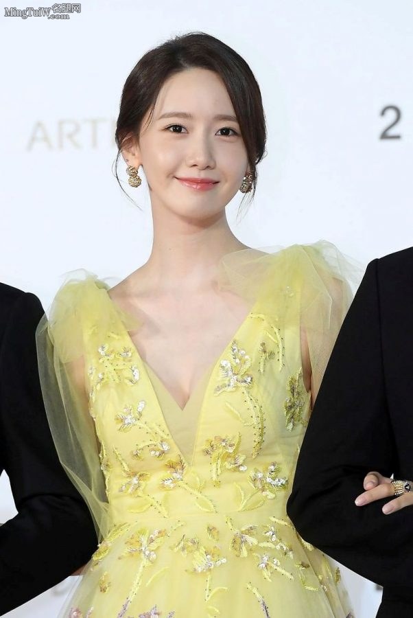 Girls' Generation's Lin Yoona's low-cut dress on the red carpet makes her look adorable(21/22)