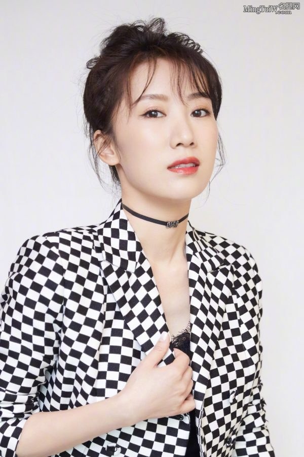 李念穿小热裤拍写真秀大白腿(8/8)
