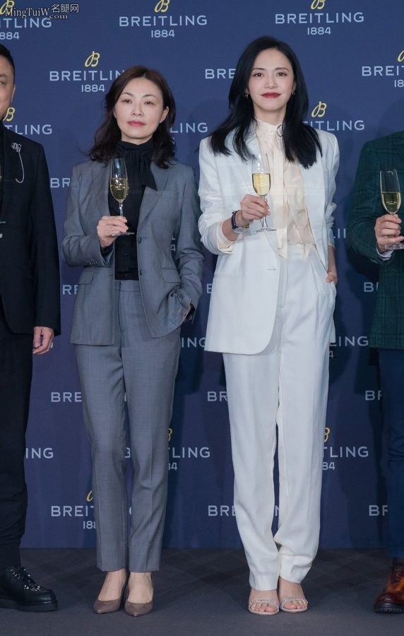 姚晨白裤配凉高跟出席百年灵商业活动 举手投足间展露大气优雅气质(10/10)
