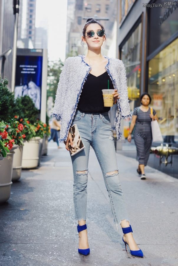 温雅穿吊带背心牛仔裤细高跟在纽约街头照片时髦大气（第6张/共8张）