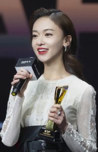 吴谨言脚踩Stuart Weitzman凉高跟鞋 车永莉为她颁奖