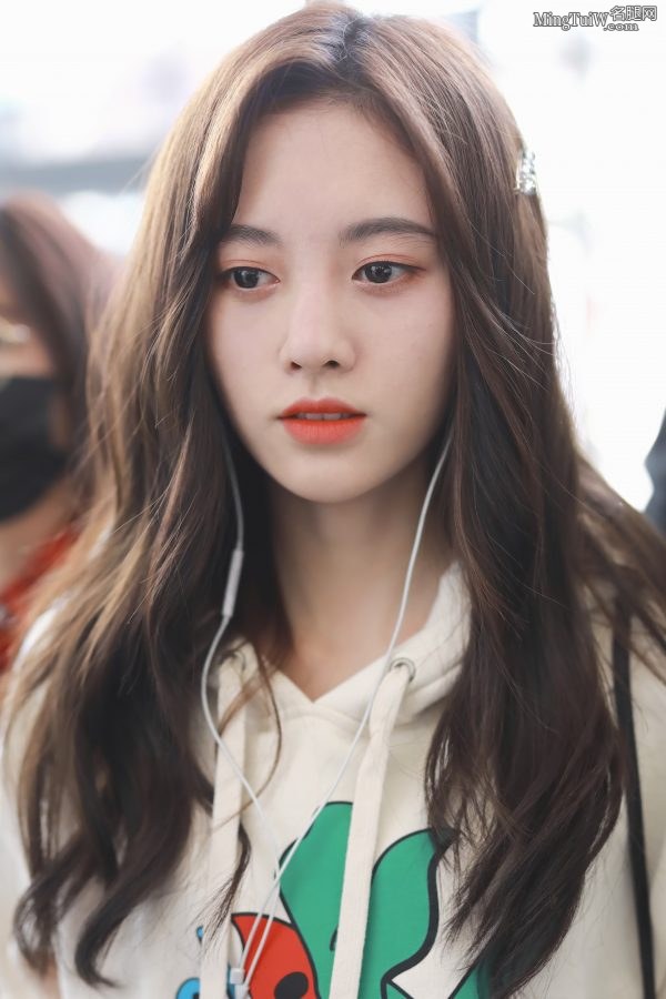 There is a video of the good-looking little princess Ju Jingyi wearing a short skirt when going out(7/8)