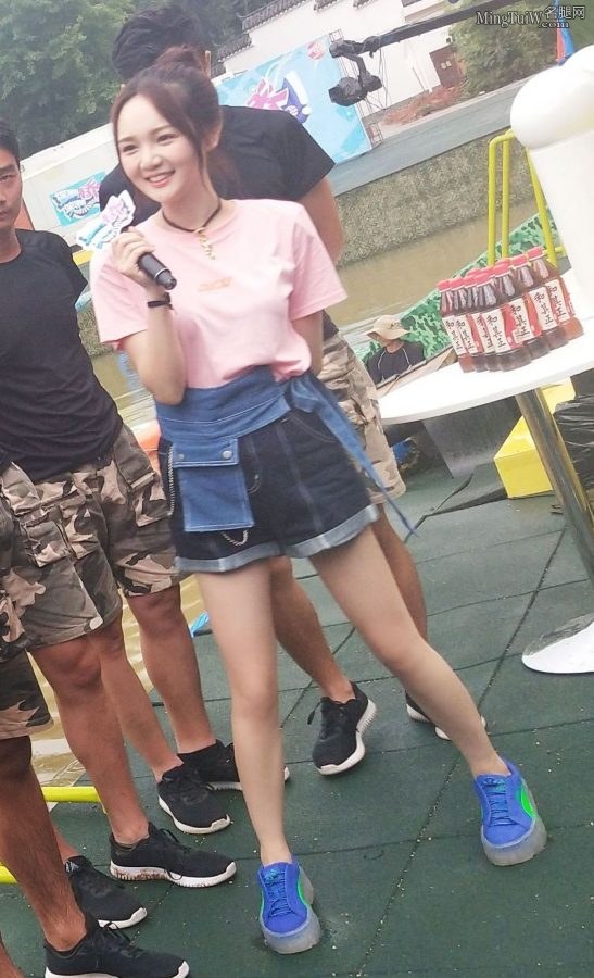 靳梦佳运动鞋美腿主持户外节目合集(7/10)
