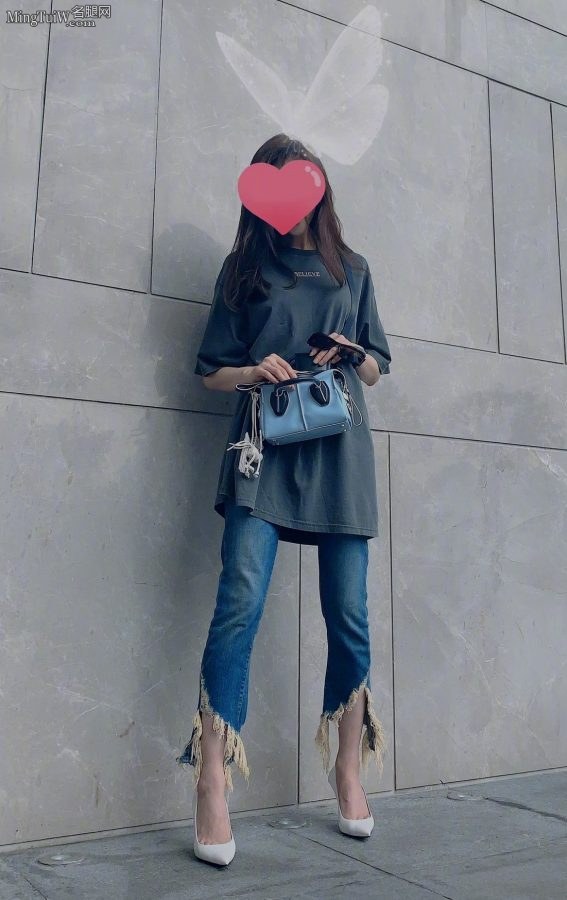 甜美少女张天爱瘦脚踩细高跟 为啥把脸挡住了？(2/3)