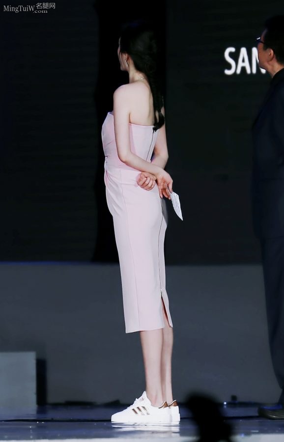 杨幂粉色美裙包裹紧致美臀 后面的拉链用起来真方便(11/12)