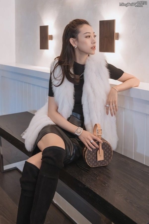 主持人温雅穿长靴叠腿坐姿(2/5)
