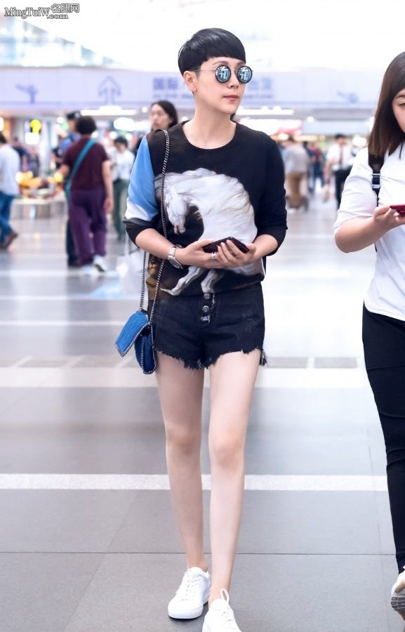 海清大长白腿在机场秀起来(1/2)
