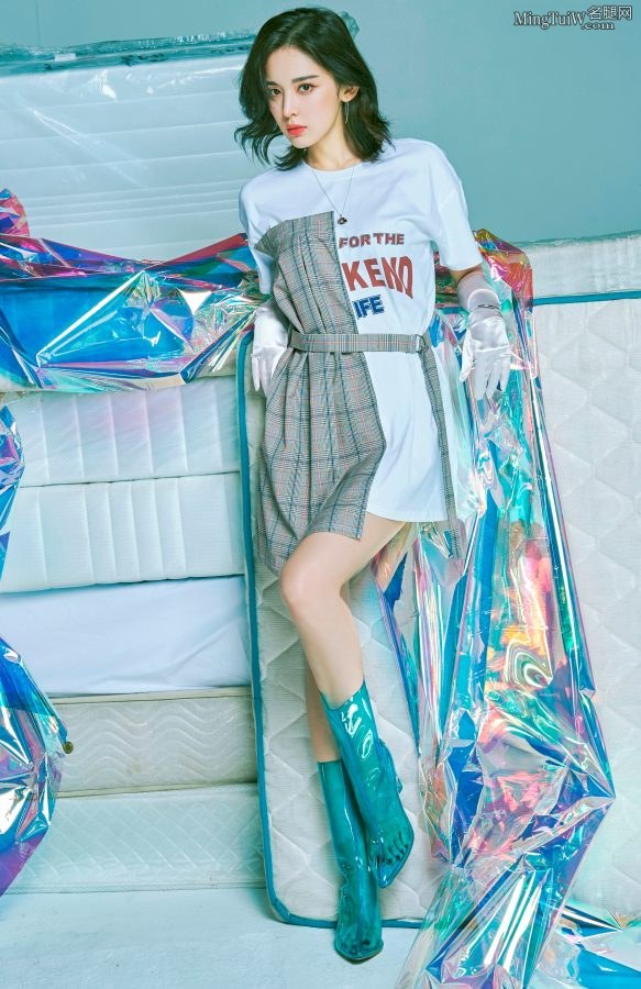 异域风情美人古力娜扎脚穿透明的靴子拍写真(1/7)