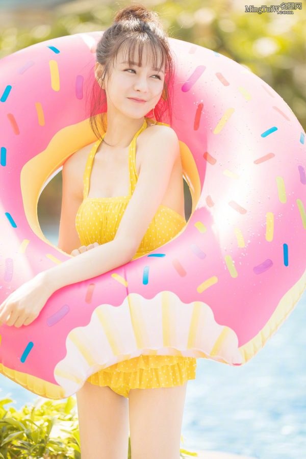 沈梦辰泳池里清凉泳装陪你度过炎炎夏日 有沟是重点(9/9)