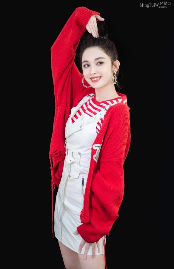 古力娜扎脚踩银色尖头高跟 梳起丸子头少女感十足(3/4)