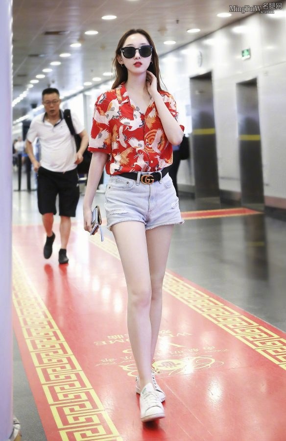 “林黛玉”蒋梦婕机场秀白皙的大长腿真过瘾(9/9)