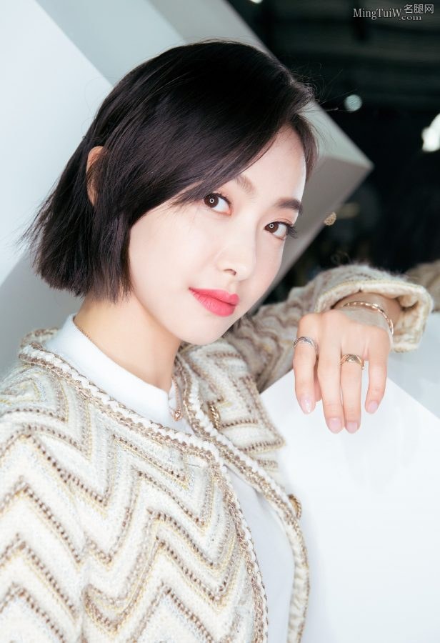 长腿美女宋茜牛仔短裙开的小叉太到位了(5/10)