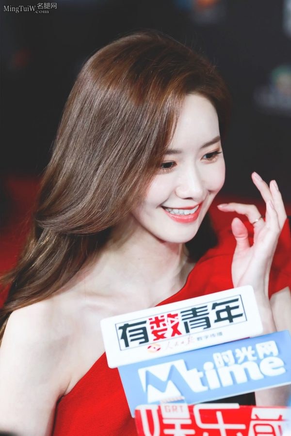韩国人气美女林允儿一袭鲜红色开叉礼服露出长腿白足(47/48)