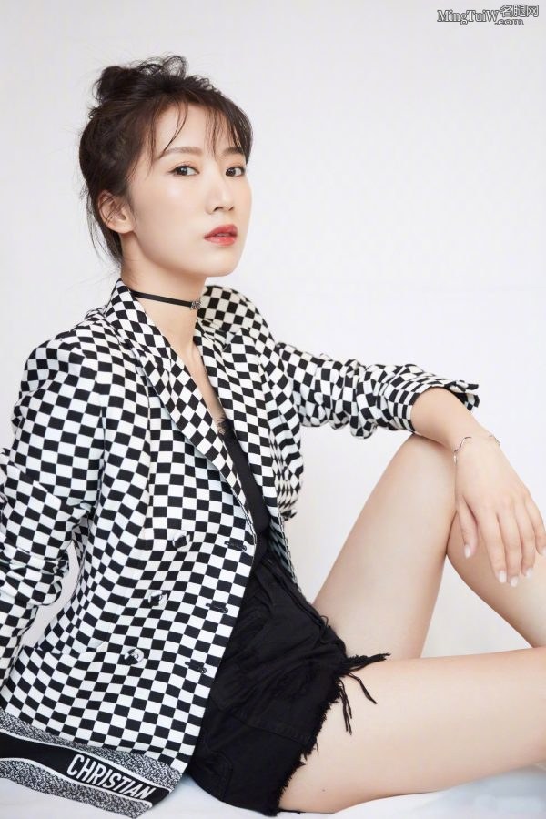 李念穿小热裤拍写真秀大白腿(1/8)